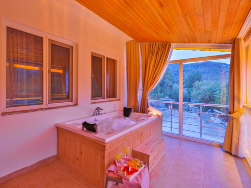 gece - Kasım
| Kalkan Hacıoğlan'da 10 Kişilik Lüks Villa: Tuzlu Su Havuzlu ve Jakuzili Cennet