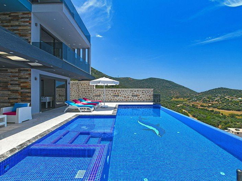 gece - Kasım
| Kalkan Akbel'de Deniz Manzaralı Lüks Villa: Isıtmalı Havuz ve Jakuzi İle Konforlu Tatil