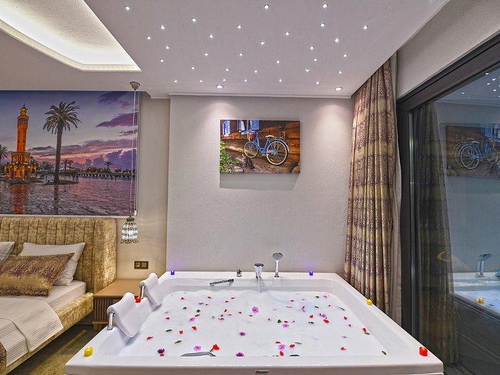 gece - Kasım
| Kalkan Akbel'de Deniz Manzaralı Lüks Villa: Isıtmalı Havuz ve Jakuzi İle Konforlu Tatil