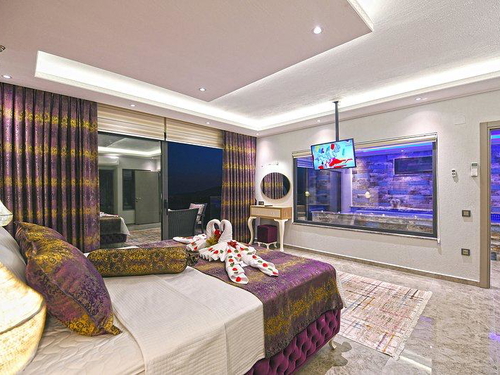 gece - Kasım
| Kalkan Akbel'de Deniz Manzaralı Lüks Villa: Isıtmalı Havuz ve Jakuzi İle Konforlu Tatil