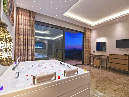 gece - Kasım
| Kalkan Akbel'de Deniz Manzaralı Lüks Villa: Isıtmalı Havuz ve Jakuzi İle Konforlu Tatil