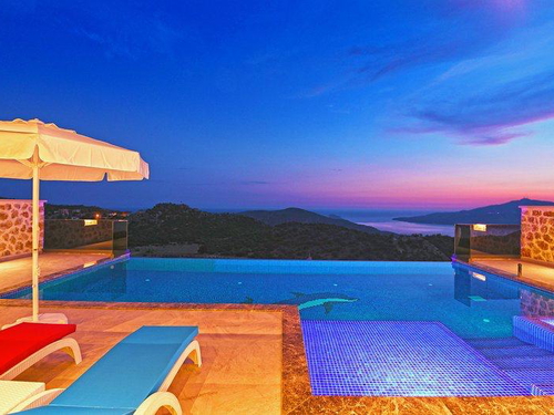 gece - Kasım
| Kalkan Akbel'de Deniz Manzaralı Lüks Villa: Isıtmalı Havuz ve Jakuzi İle Konforlu Tatil