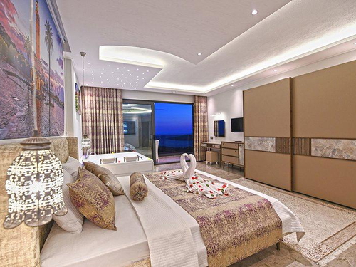 gece - Kasım
| Kalkan Akbel'de Deniz Manzaralı Lüks Villa: Isıtmalı Havuz ve Jakuzi İle Konforlu Tatil