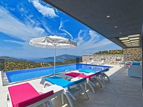 gece - Kasım
| Kalkan Akbel'de Deniz Manzaralı Lüks Villa: Isıtmalı Havuz ve Jakuzi İle Konforlu Tatil