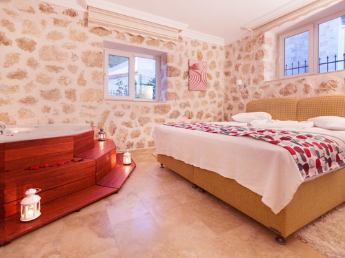 gece - Kasım
| Kalkan İslamlar Jakuzili Muhafazakar Villa: Doğa İçinde, 4 Kişilik