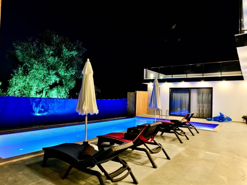  gece  -  Kasım
  | Kalkan Yeşilköy, Gemicik Mevkiinde, Muhafazakar ve Jakuzili Bahçeli Villa